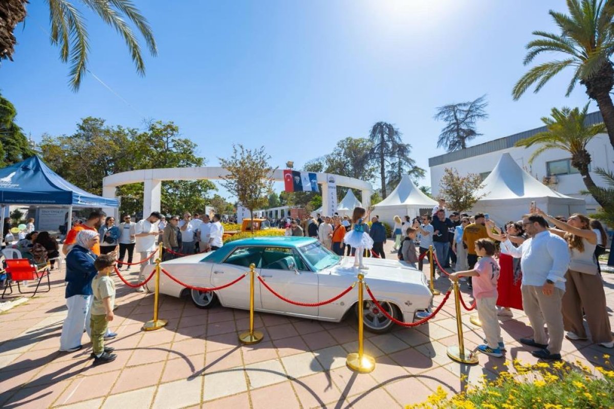 Klasik Otomobil Sergisi Ziyaretçilerini Zaman Yolculuğuna Çıkardı