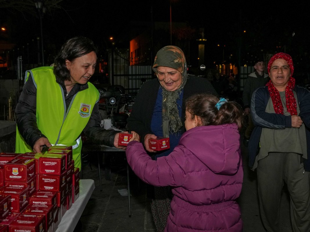 Tarsus Belediyesi’nden Kadir Gecesi’nde Kandil Simidi İkramı