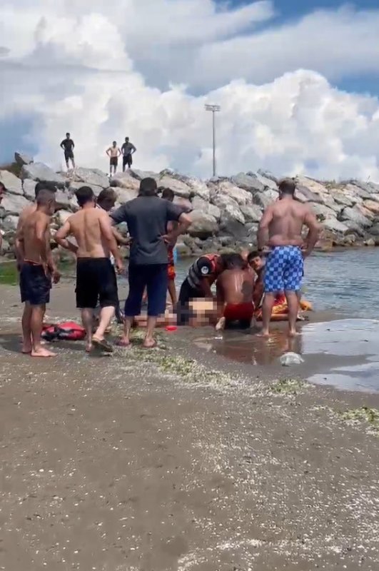 Denizde kalp krizi geçiren adama karada dakikalarca kalp masajı yaptılar