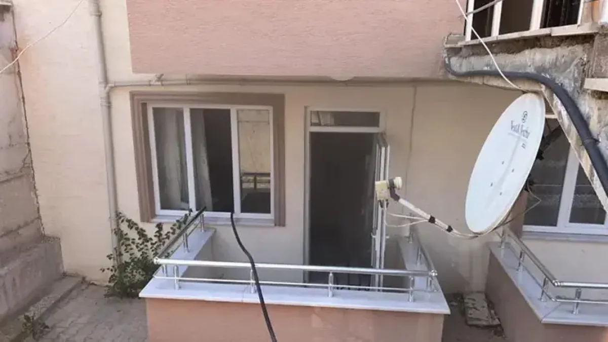 Evlerinde Çıkan Yangında Mahsur Kalan Anne İle Otizmli Kızını Komşuları Kurtardı