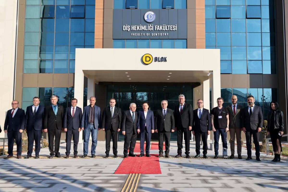 Türkiye'nin En Büyük Diş Hastanesi İlk Hastalarını Aldı