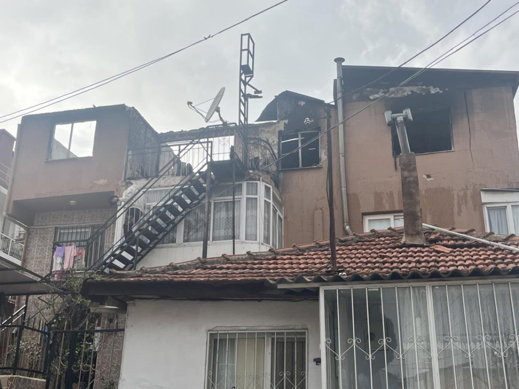 İzmir'de 3 katlı binanın çatı katı alevlere teslim oldu