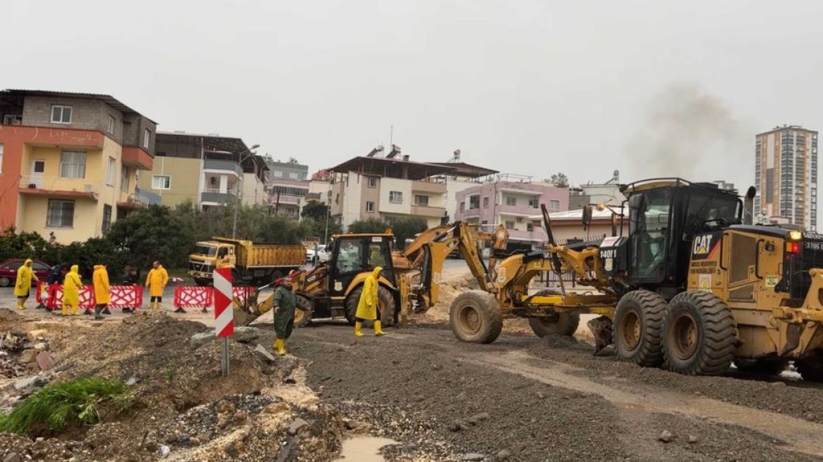 Tarsus’ta Sağanak Yağışa Anında Müdahale