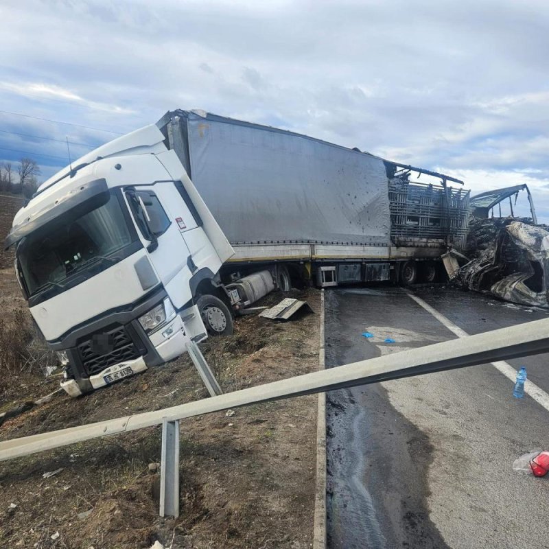 Tır Kazasında 2 Türk Şoför Hayatını Kaybetti