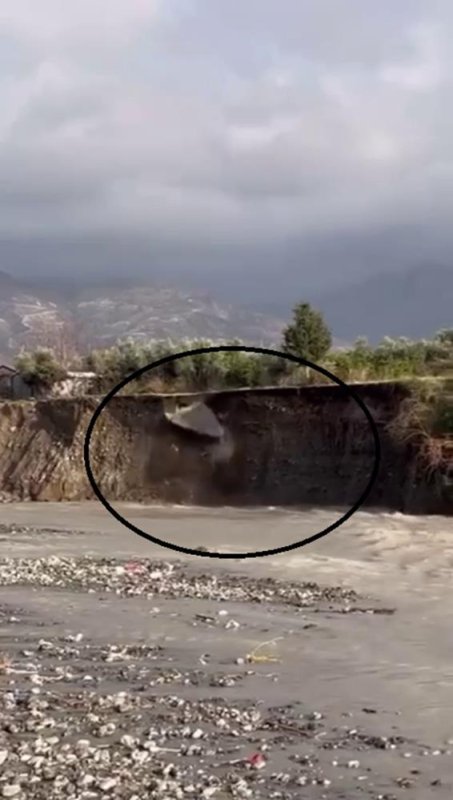 Aşırı Yağış Yolda Çökmeye Sebep Oldu