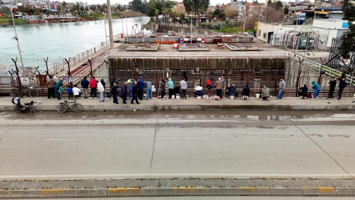 Baraj Kapakları Açıldı, Balıkçılar Nehre Akın Etti