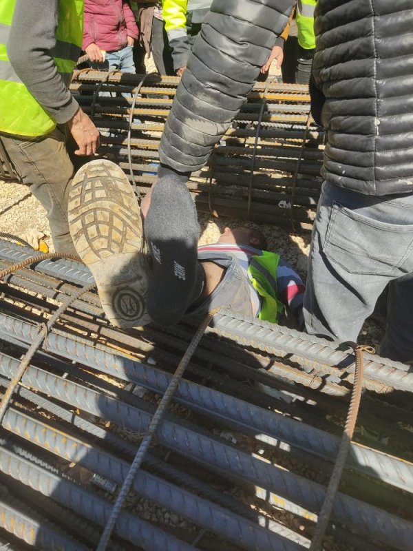 Demir Kol Altında Kalan İşçi Yaralandı