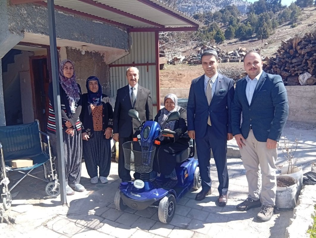 Mahalleli El Ele Verdi Akülü Sandalye Alındı