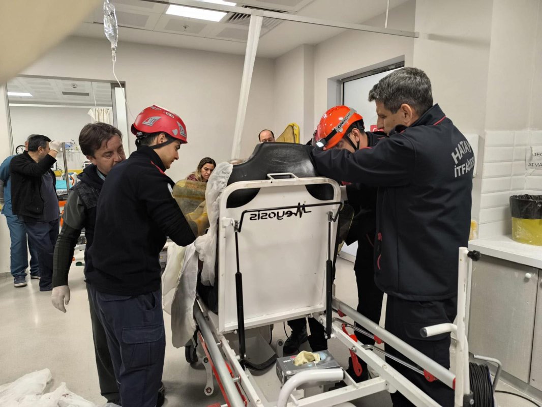 Demir Saplanan Hastanın Ameliyatına İtfaiye Girdi