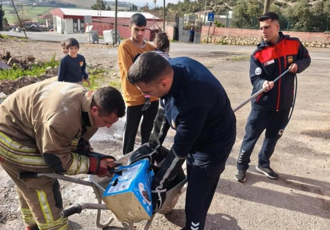 Hatay’da Mahsur Kalan Köpekleri İtfaiye Kurtardı