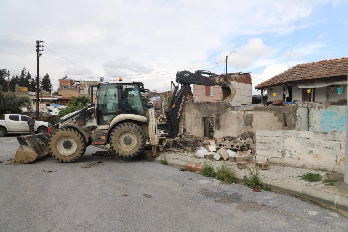 Akdeniz’de Riskli Binalara Yıkım