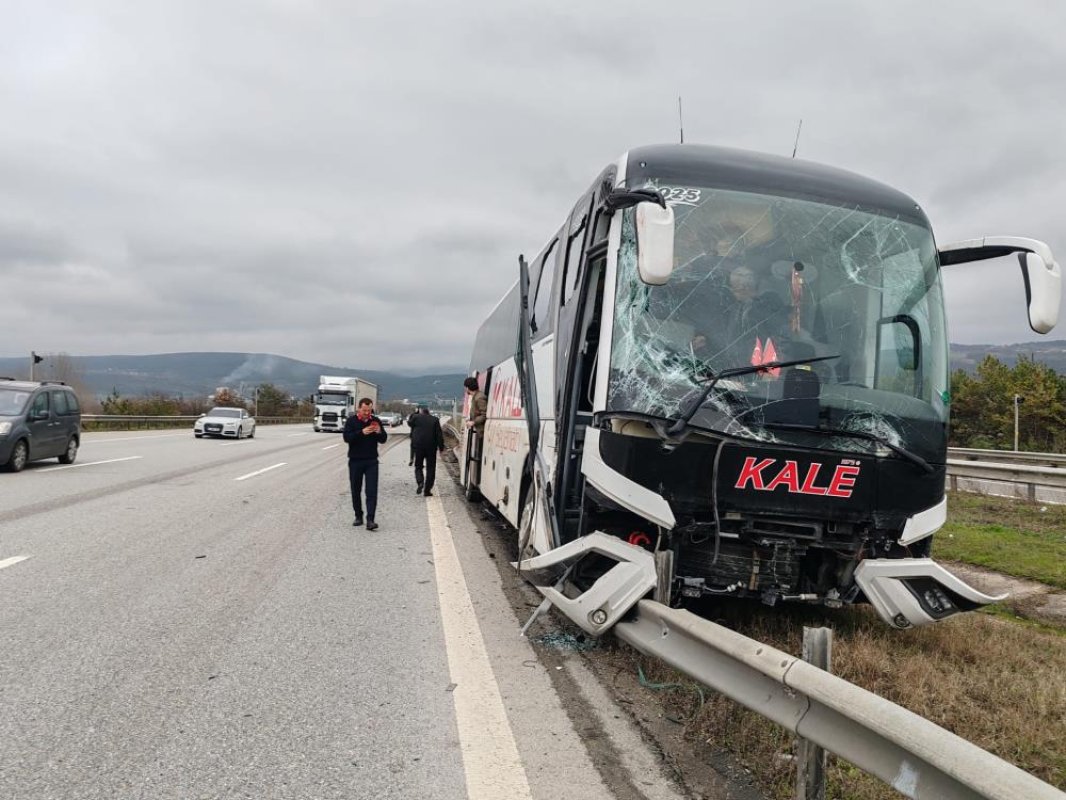 Bolu’da Otobüsle Çarpışan Tır Refüje Çıktı