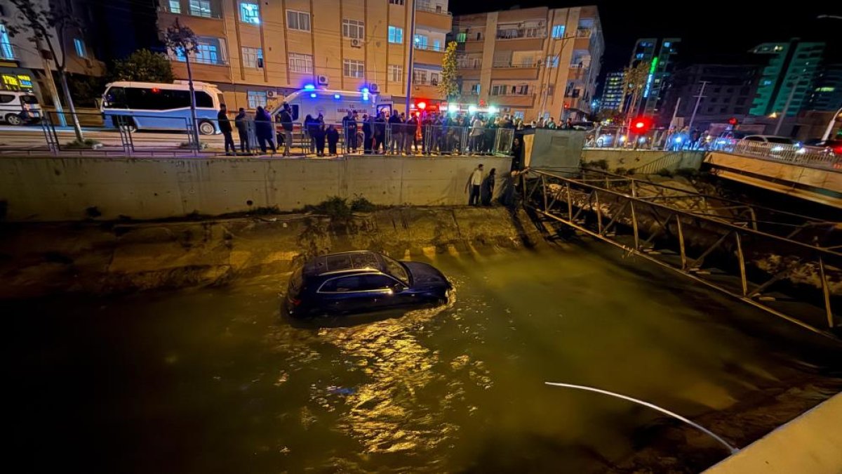 Mersin'de Otomobil Kanala Uçtu