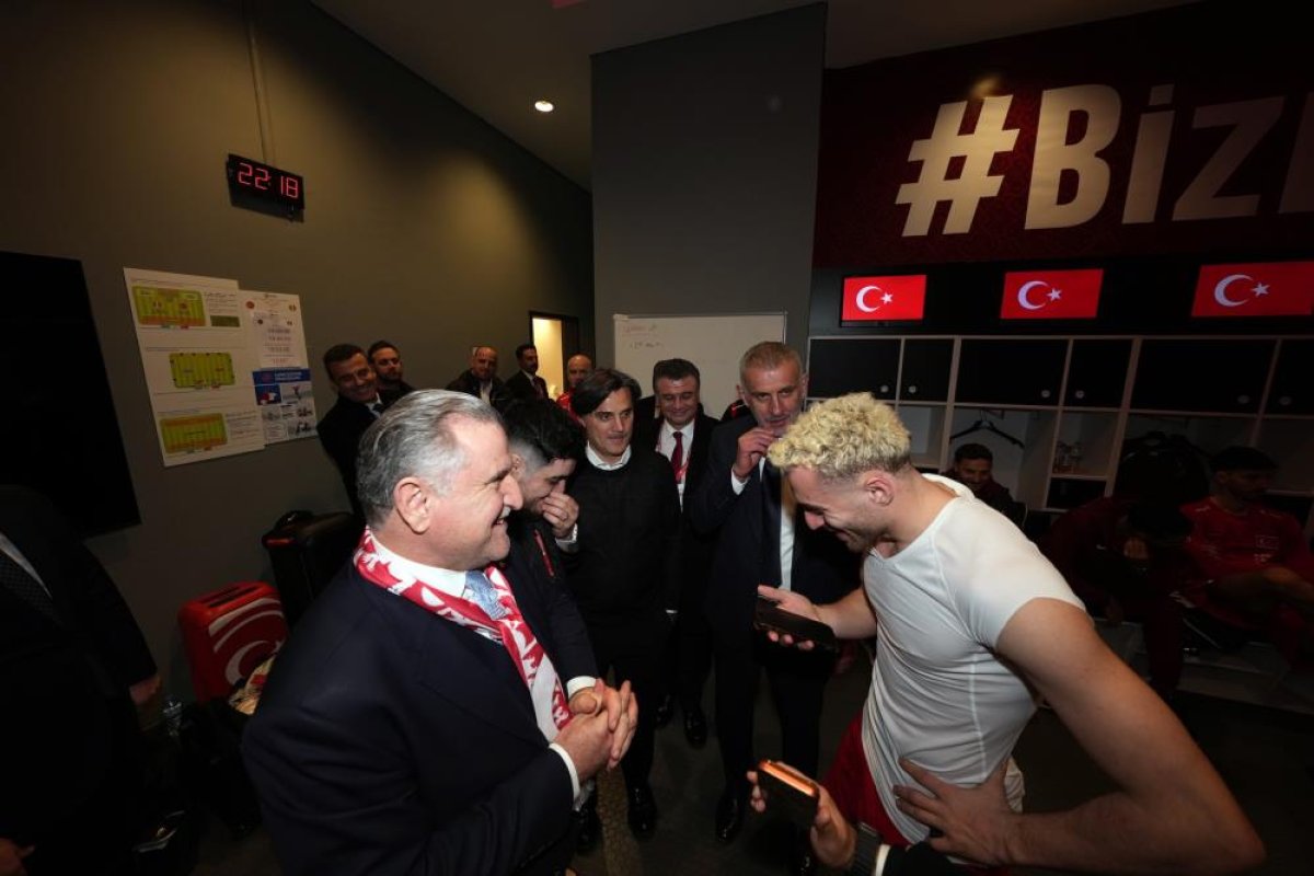 Cumhurbaşkanı Erdoğan, A Milli Futbol Takımı'nı Kutladı