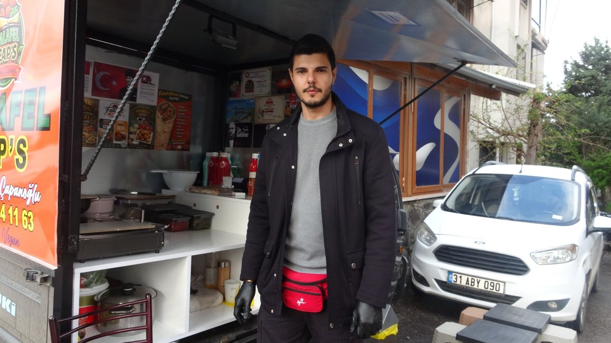 Videolara Özenen Genç, Seyyar Tezgâhında Ekmek Parasını Kazanıyor