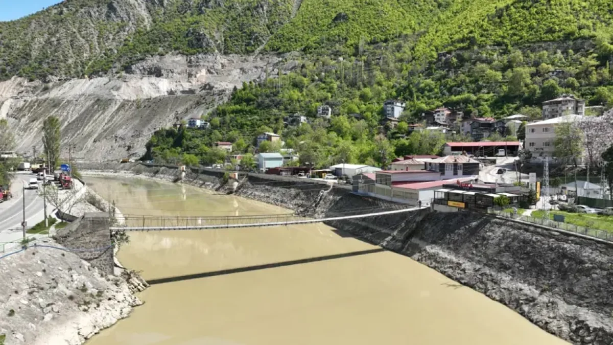 Yıllardan Beri Ayakta. Mahalleleri Birbirine Bağlıyor, Güvenli Bir Yaya Yolu
