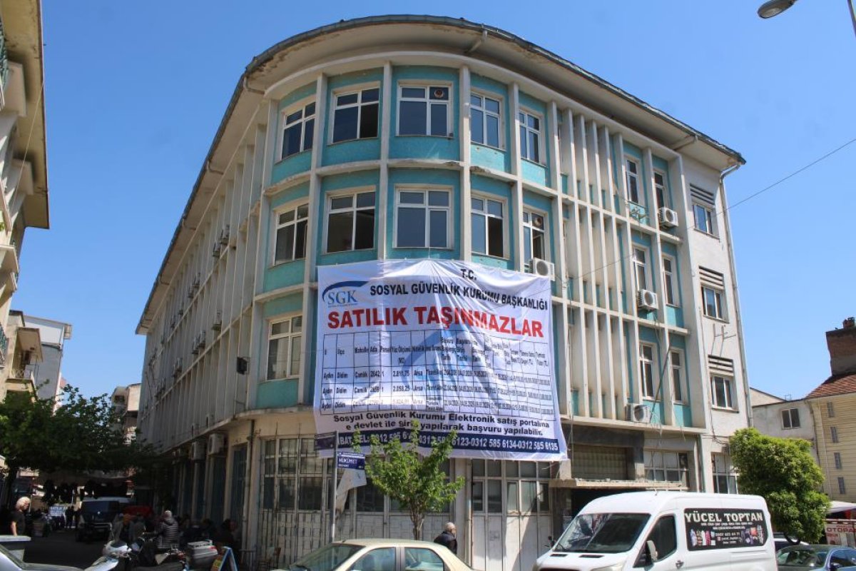 SGK'nın Şehir Merkezindeki Tescilli Binası İlan Panosuna Döndü