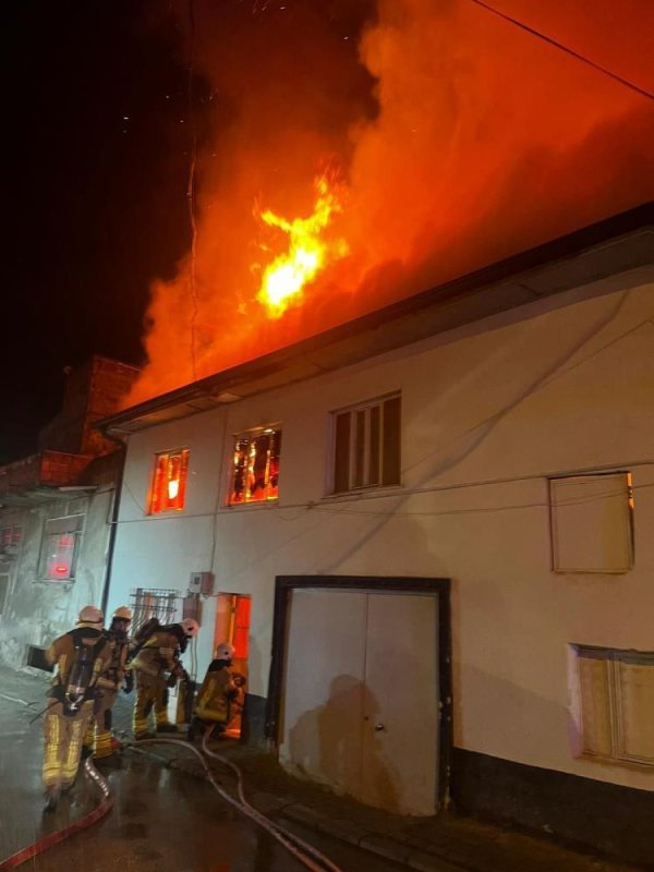 30 Yaşındaki Şahıs Yalnız Yaşadığı Evde Yanarak Can Verdi