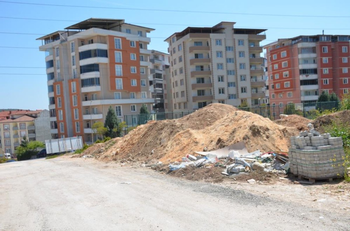 Vatandaşlardan Yol Kenarına Dökülen Hafriyatlara Tepki