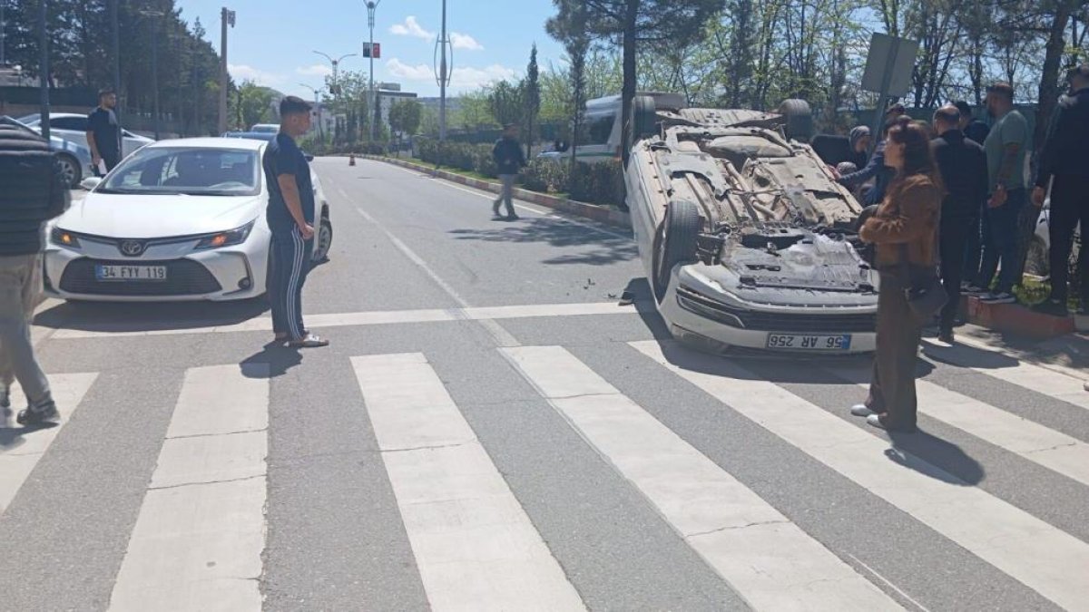 Siirt’te Kazada İki Sürücü Araçlarda Sıkıştı