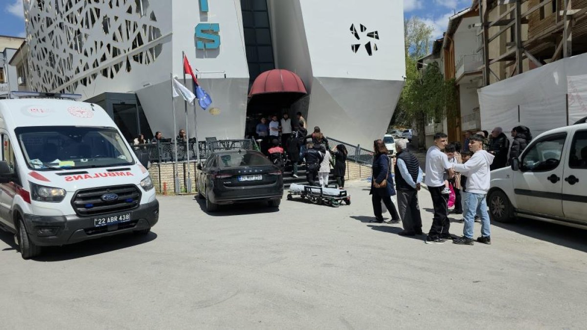 Edirne'de İki Grup Arasında Bıçaklı Kavga: 3 Yaralı