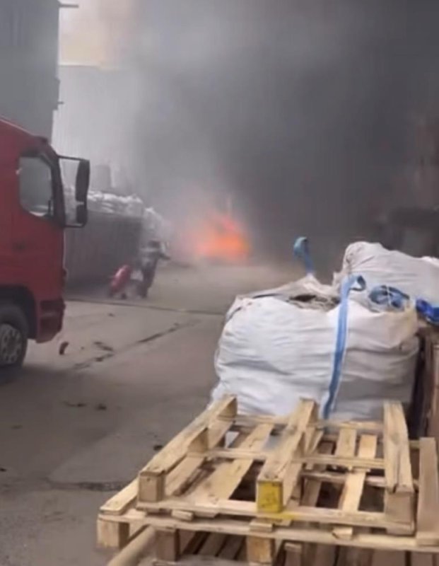Geri Dönüşüm Deposunda Korkutan Yangın