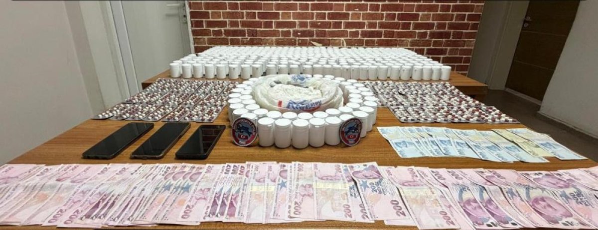 Beyoğlu'nda Üzerinden Hap Çıkan Şüpheli, Uyuşturucu Tacirlerini Ele Verdi