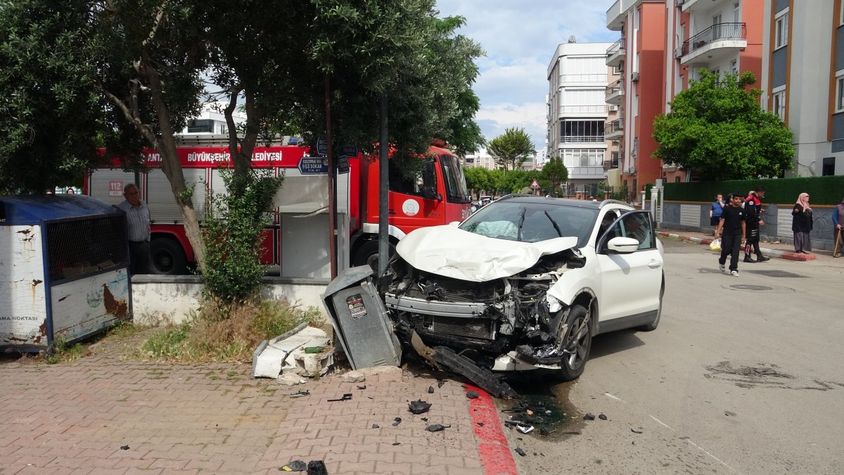 Antalya'da Yunus Timleri Kaza Yaptı: 2 Polis Yaralı