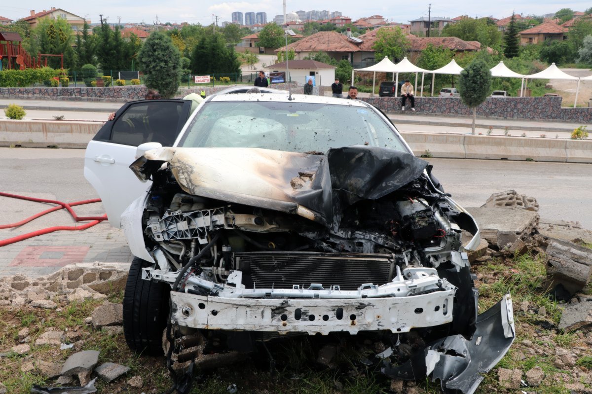 Kırıkkale'de Kaza Sonrası Otomobil Yandı
