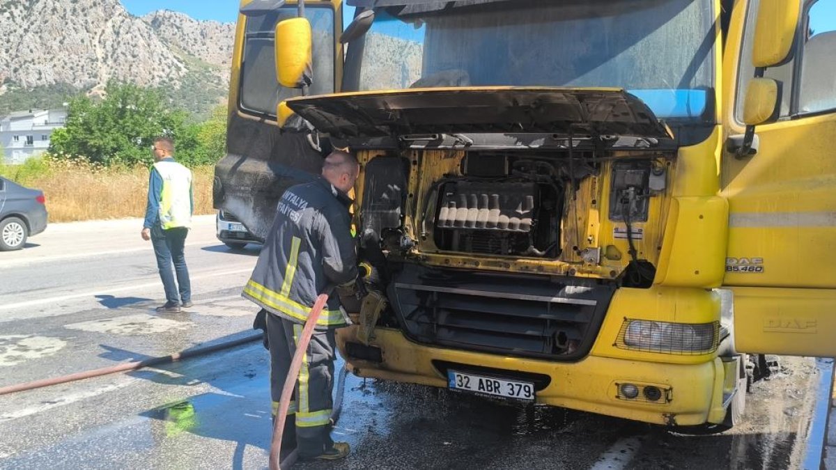 Kırmızı Işıkta Bekleyen Tır Alevlere Teslim Oldu