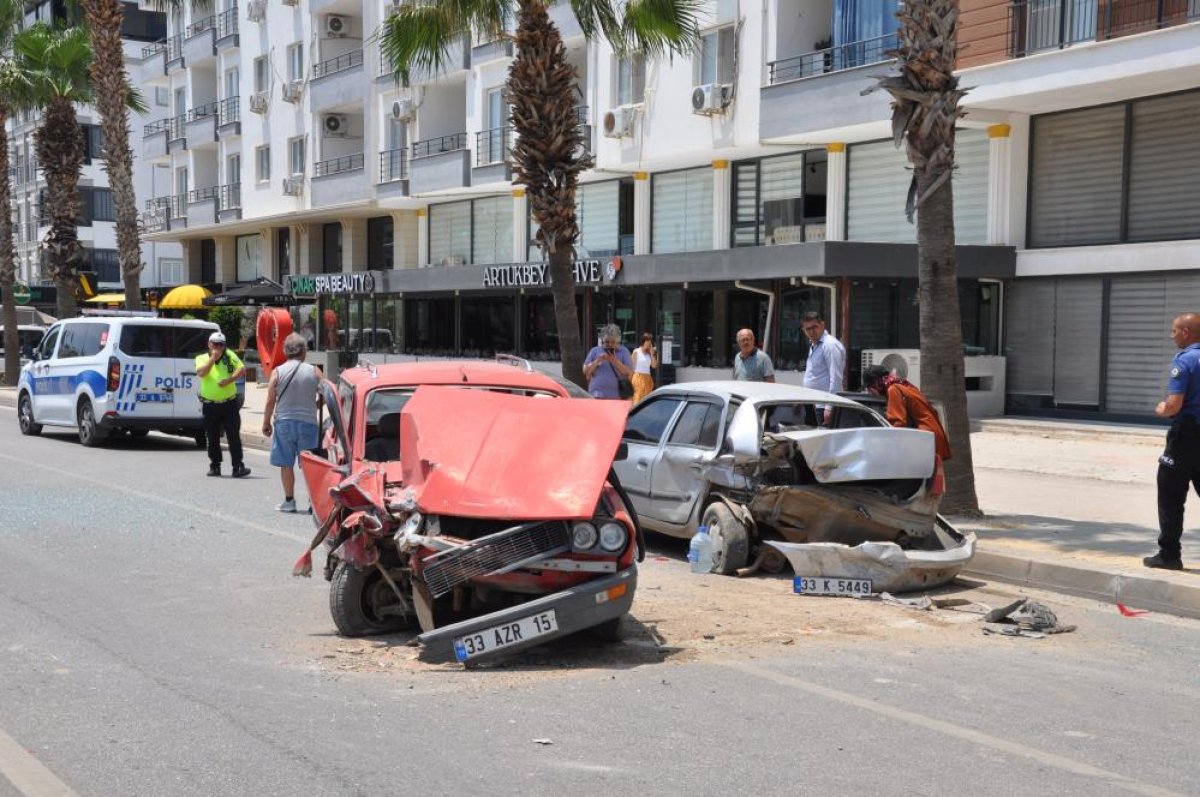 Mersin'de Zincirleme Trafik Kazası: 1 Yaralı