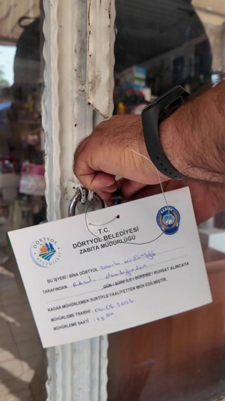 Son Kullanma Tarihi Geçen Ürünlerin Üzerlerini Siyah Bantla Kapatan İşletme Sahibi Söylediğiyle Hayrete Düşürdü