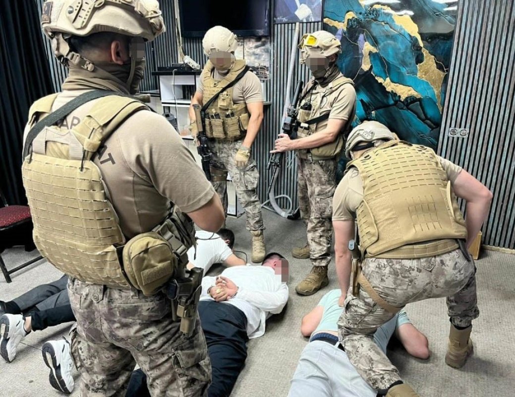 Antalya'da Silahlı Suç Örgütü Operasyonunda 33 Tutuklama