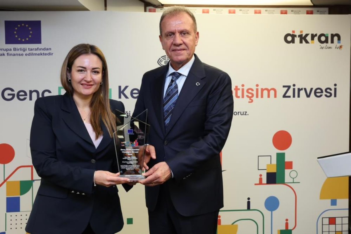 Antalya Büyükşehir'in Gençlik Odaklı Çalışmalarına Ödül