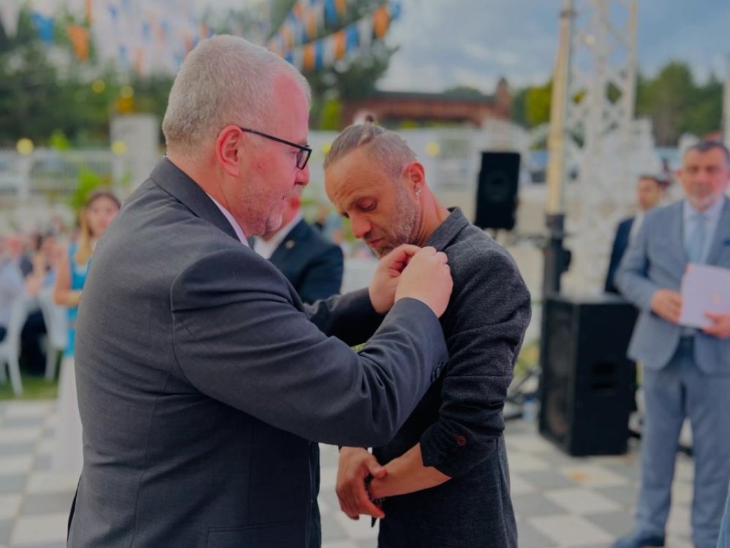 CHP Milletvekili Yaşar Tüzün'ün Yeğeni İle Eski Danışmanı AK Parti'ye Geçti