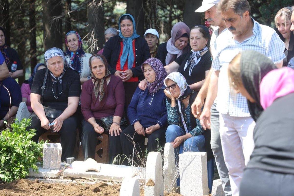 Hatay'da nişanlı dehşetinde öldürülen baba ve kız yan yana defnedildi