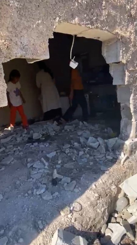 Freni boşalan traktör eve daldı