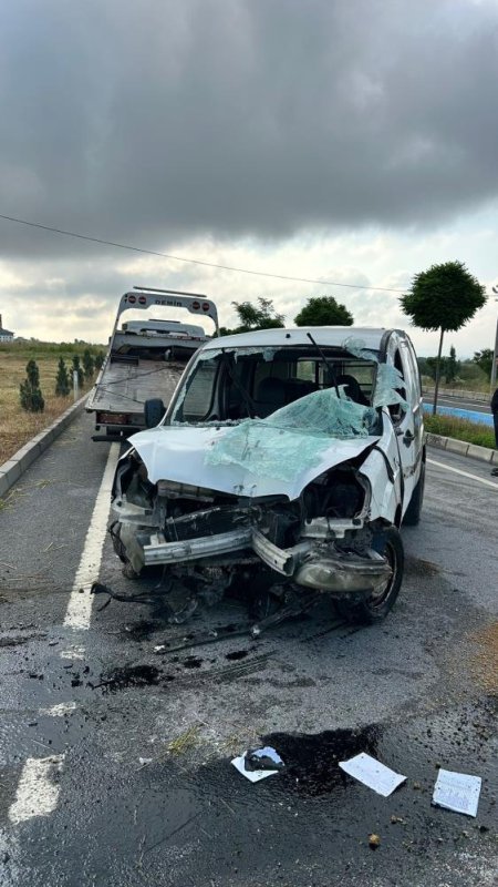 Bolu’da kontrolden çıkan hafif ticari araç devrildi: Sıkışan sürücüyü itfaiye kurtardı