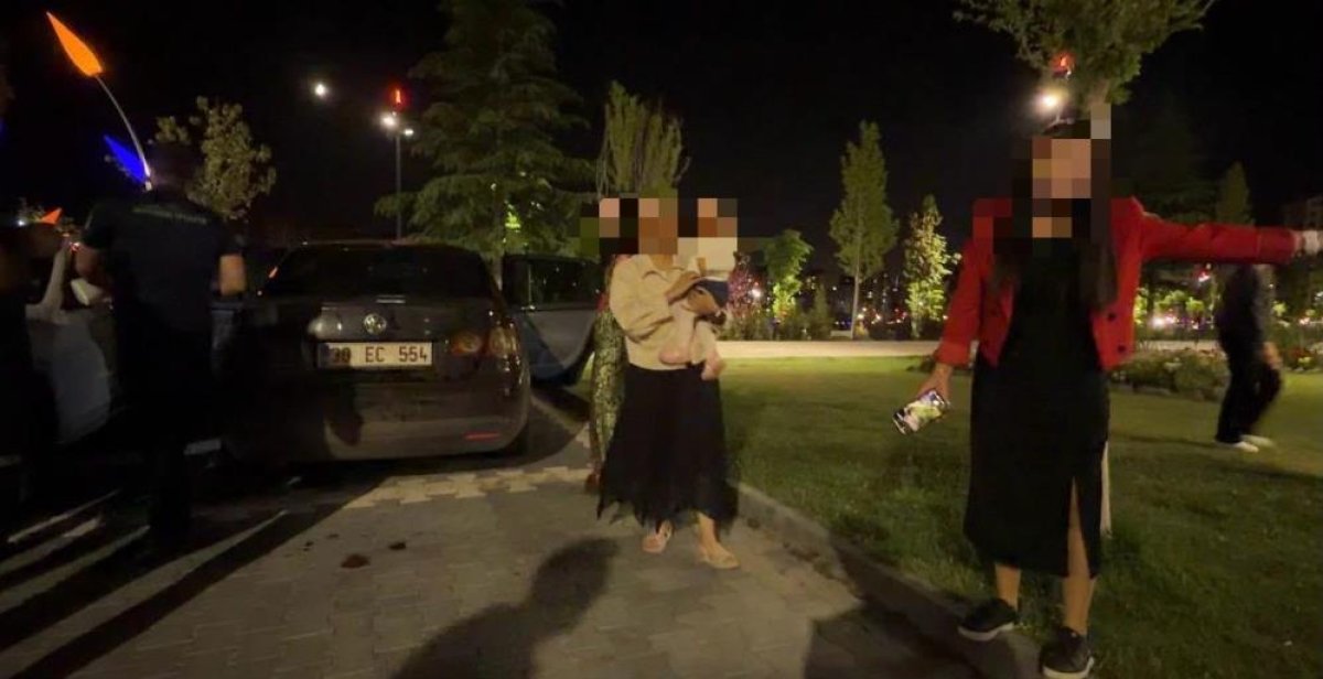 Bebeğini arabada unuttu, hıncını gazetecilerden çıkardı