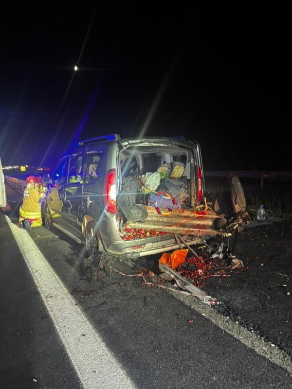 Hafif Ticari Araç Bariyerlere Saplandı 4 Kişi Yaralandı
