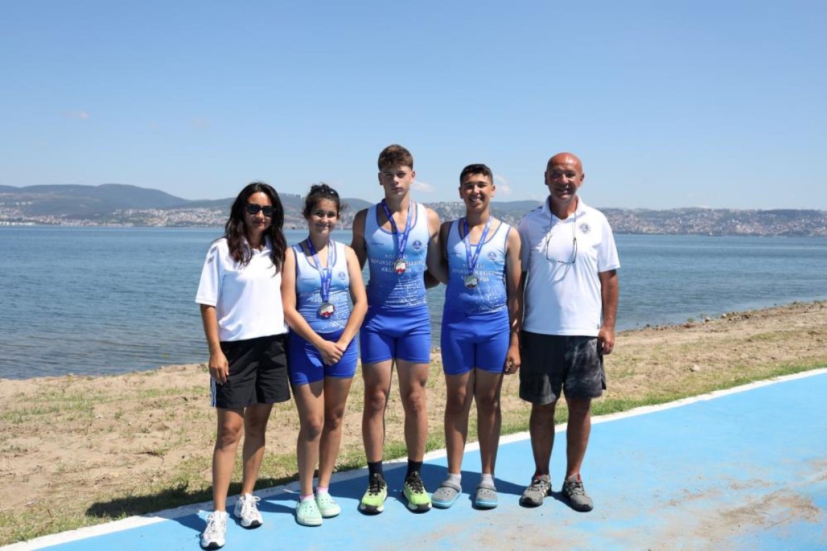 Genç kürekçiler ilk sınavdan madalyayla döndü