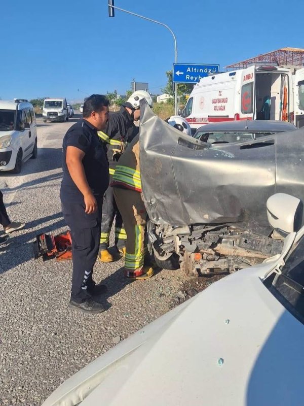 Altınözü’nde Trafik Kazası:2 Yaralı