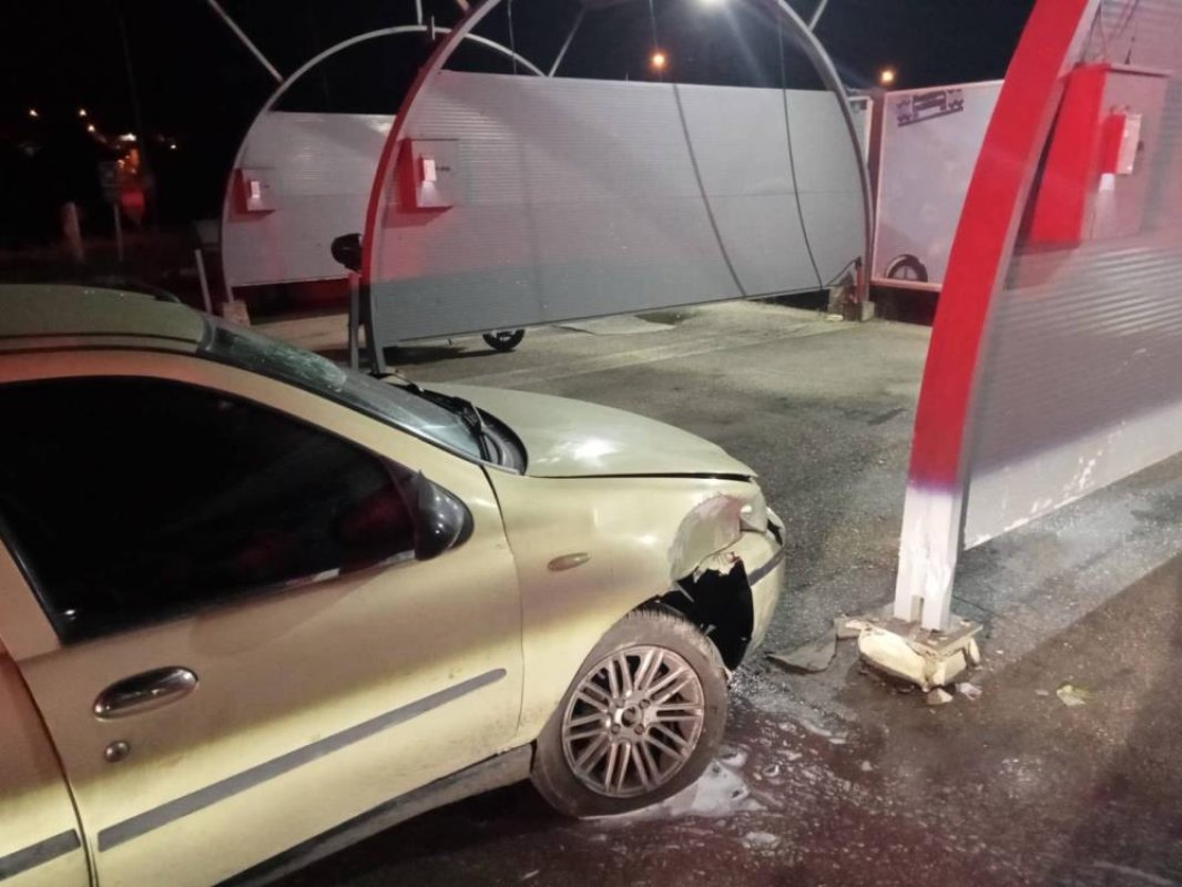 Bilecik'te otomobil sürücüsü akaryakıt istasyonunun yıkama alanına çarptı: 4 yaralı