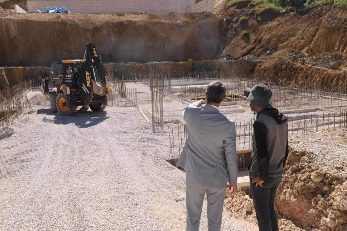 Bayburt'ta yapımı devam eden okul inşaatlarında çalışmalar sürüyor
