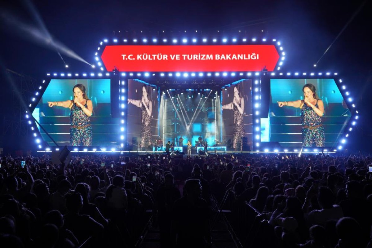 Samsun'da Bengü konseri