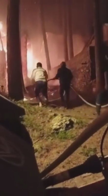 Yaylada 2 katlı evden yükselen alevler ormana sıçramadan söndürüldü