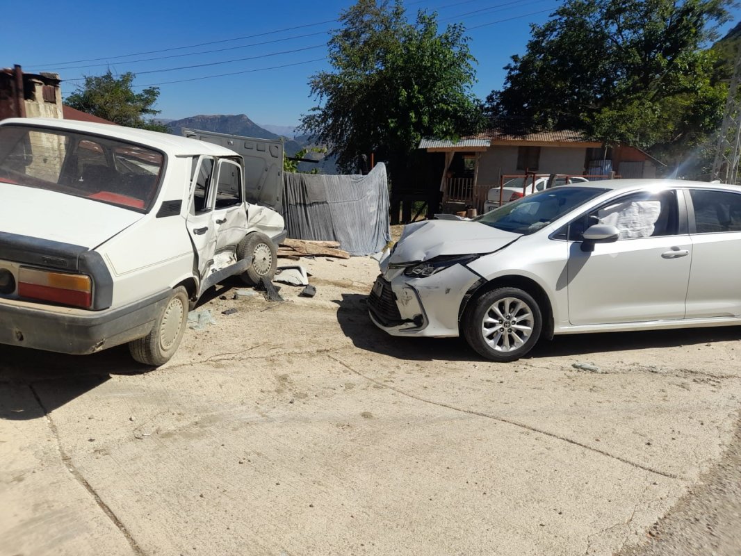 Adana'da otomobiller çarpıştı: 2 yaralı