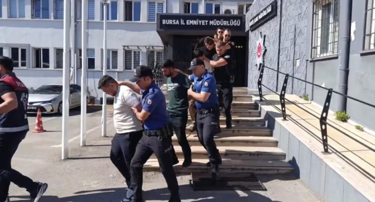 2,5 ay boyunca "Polisiz" diyerek dolandırdılar, 100 milyonluk vurgunun ardından tatlı ikram ettiler