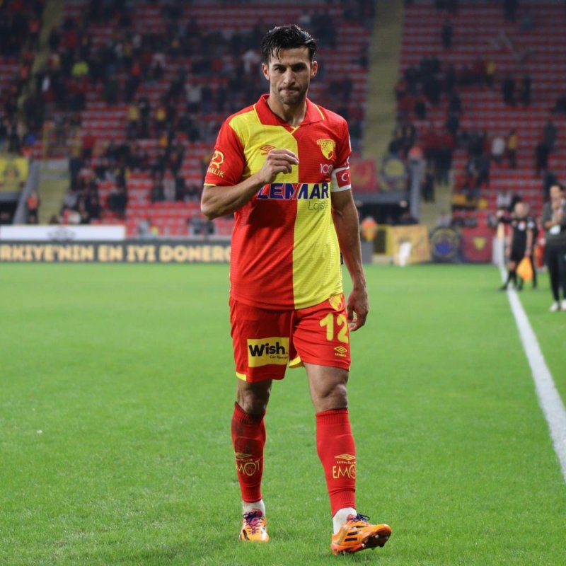 Göztepe'de İsmail Köybaşı futbolu bıraktı