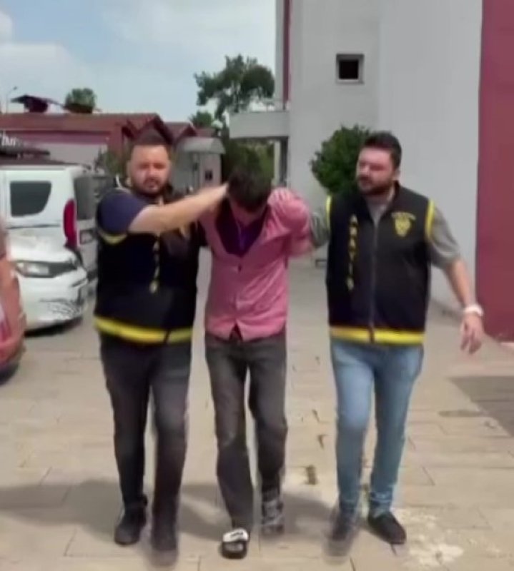 Tuvalet bahanesiyle girdiği restorandan telefon, camiden merdiven çaldı